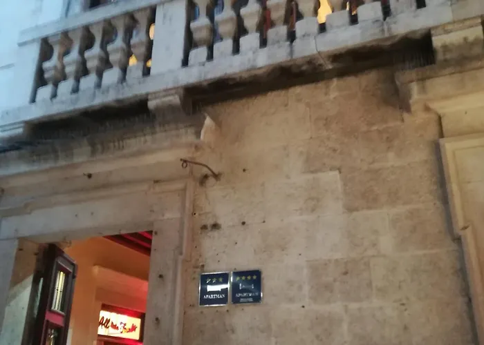 Inchy Accommodation - Heritage Rooms In Diocletian'S Palace Pensión 3*